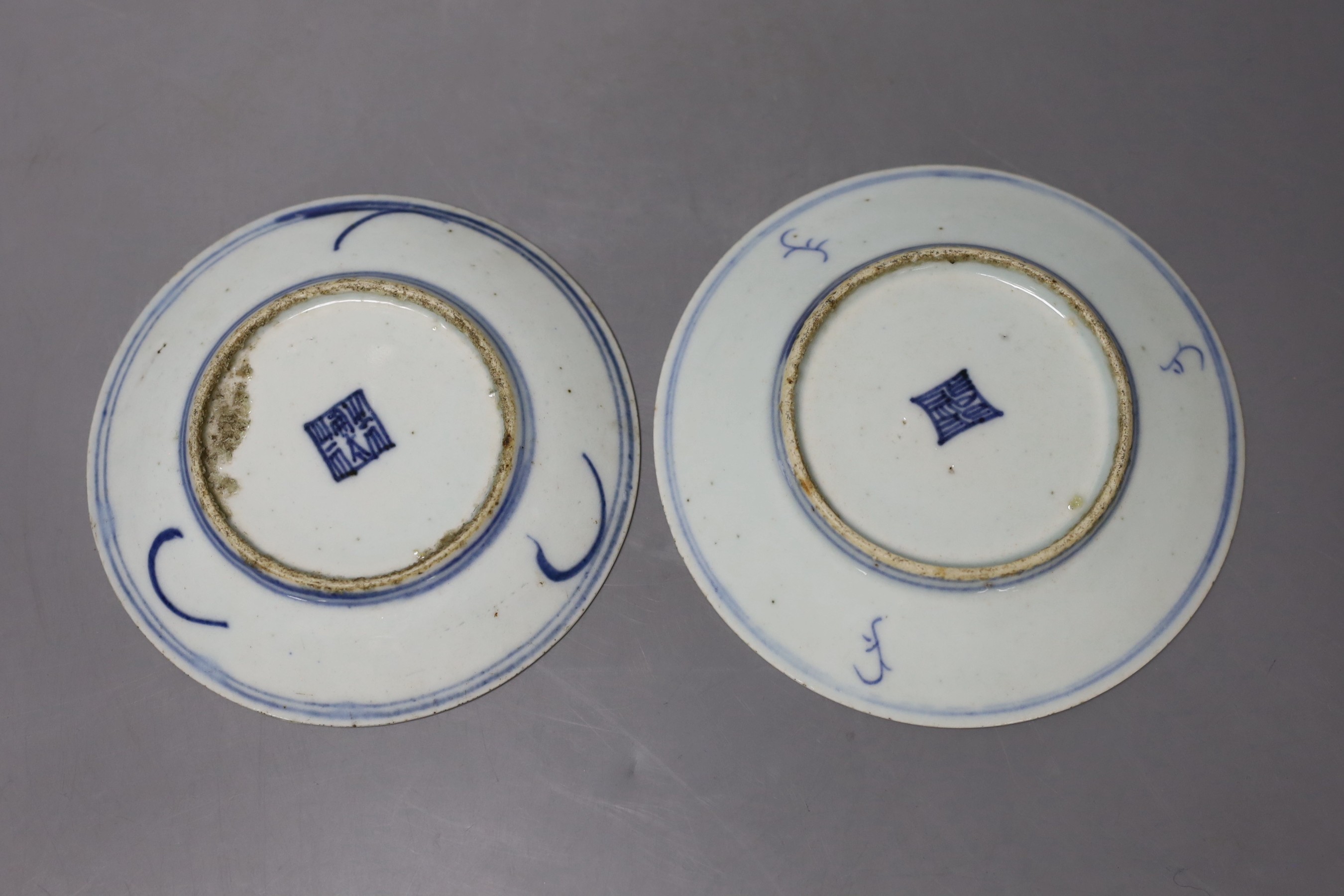 A pair of 19th century Chinese blue and white dishes - 15cm diameter